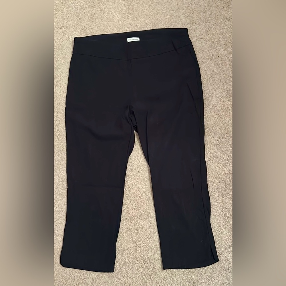 Woman’s black Van Heusen capri pants. Size 10.